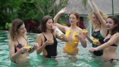 Bali, Endonezya - 8 Kasım 2017: Kız havuzda. Parti yaz tatil. Kızlar kodes gözlük ile alkollü kokteyller