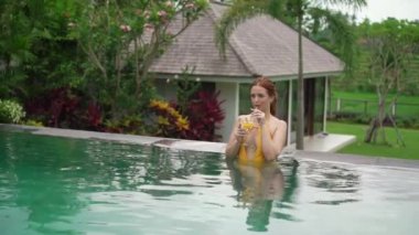 Genç kız havuzda. Parti yaz tatilleri