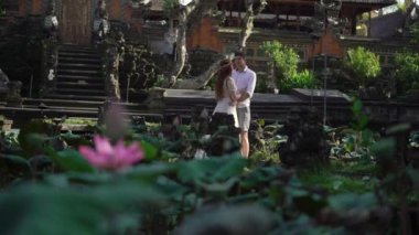 Budist Tapınağı Bali yakınındaki poz yeni evliler. Tutan eller, sarılma. Romantik düğün.
