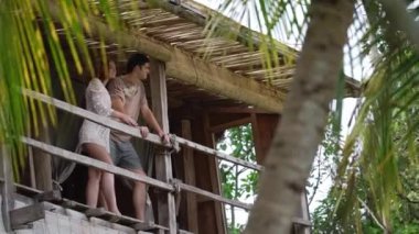 Erkek ve kadın güneşli gün orman villada terasta