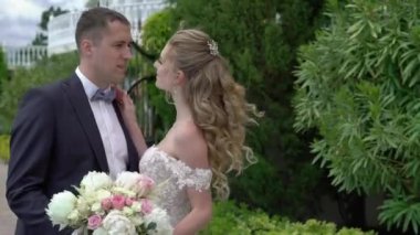 Bir gelinlik genç güzel gelin damada gider. Yeni evliler toplantısı.