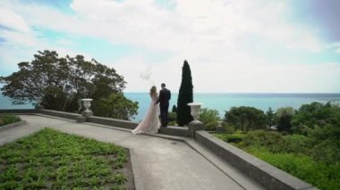 Genç güzel gelin gelinlik ve sarılma ve öpüşme damat