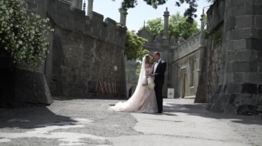 Genç gelin ve damat bir şehirde poz. Yürümeye yeni evliler