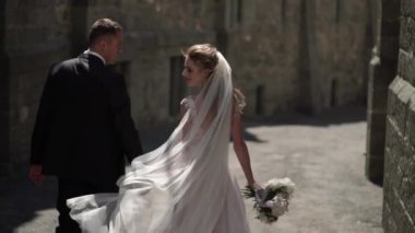 Genç gelin ve damat bir şehirde poz.