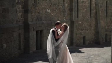 Genç gelin ve damat bir şehirde poz.