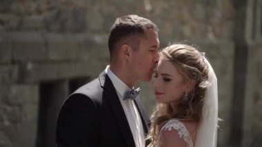 Genç gelin ve damat bir şehirde poz.