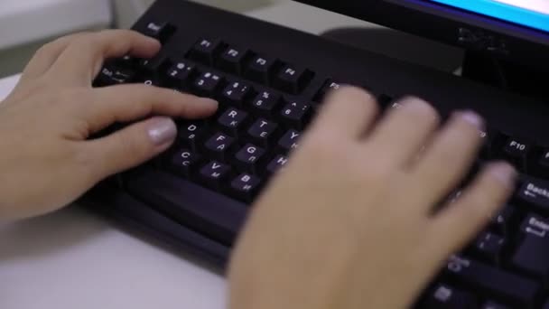 MOSCOU, RUSSIE - 25 NOVEMBRE 2018 : Main féminine ou employée de bureau tapant sur le clavier — Video