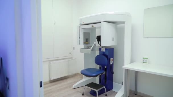 MOSCOW, RÚSSIA - NOVEMBRO 25, 2018: scanner de máquina de raios X no armário médico no hospital. Local de trabalho do médico na clínica . — Vídeo de Stock