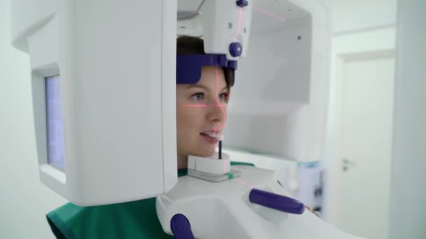 Mujer paciente en escáner de máquina de rayos X en gabinete médico en el hospital. Lugar de trabajo del médico en la clínica . — Vídeo de stock