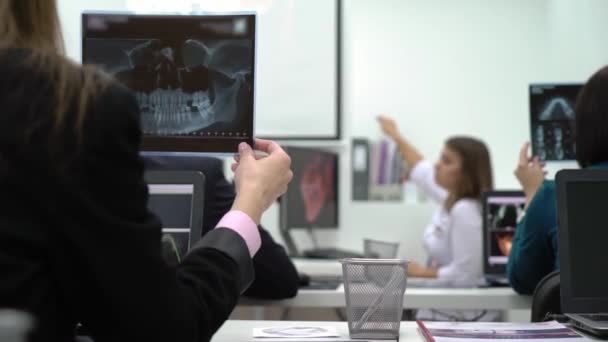 Medico studente medico in possesso di pellicola a raggi X di denti e mascella . — Video Stock