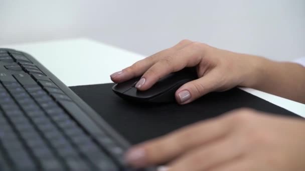 Manos femeninas o trabajadora de oficina escribiendo en el teclado — Vídeos de Stock