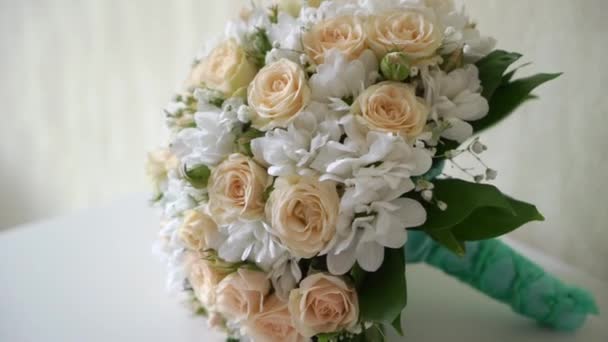 Букет невесты. Белые и розовые розы — стоковое видео