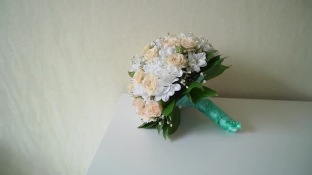 Menyasszonyi csokor. Fehér és rózsaszín rózsa — Stock videók