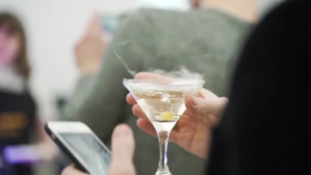 Молодий чоловік зі смартфоном і келихом шампанського — стокове відео