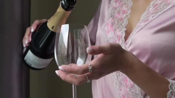 Kobieta w różowej bieliźnie nalewanie szampana do szkła slowmotion — Wideo stockowe