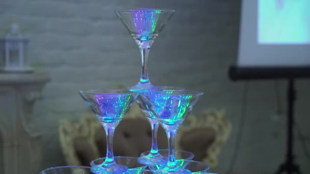 Pyramid tower of glasses for champagne at the party in restaurant indoors — Stock Video