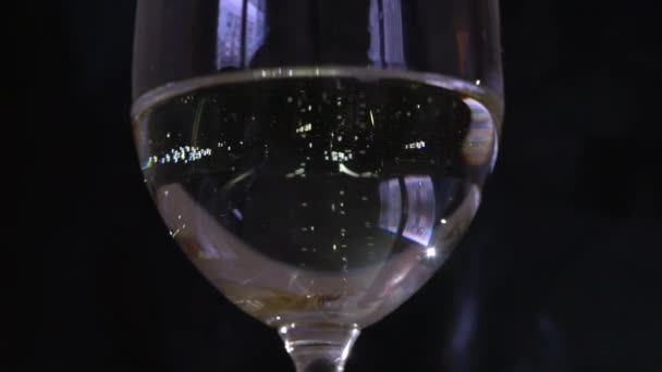 Два обручальных кольца в бокале шампанского супер медленное движение — стоковое видео