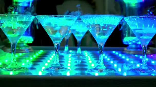 Piramit kule Restoran kapalı partide şampanya için gözlük — Stok video