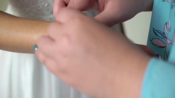 Молодая сексуальная леди носит браслет — стоковое видео