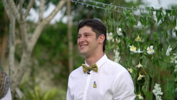 Bräutigam bleibt bei Hochzeitsfeier und wartet auf seine Braut — Stockvideo