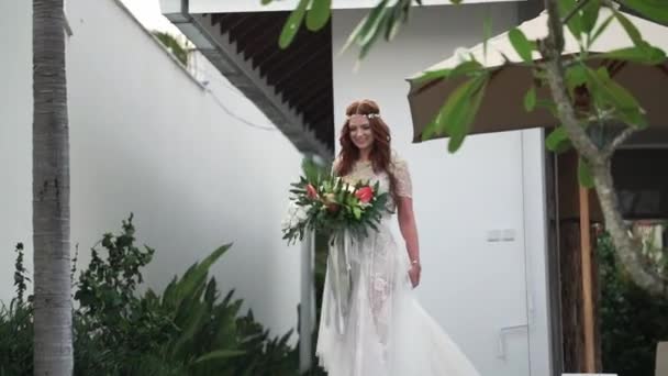 Braut kommt zur Trauung — Stockvideo