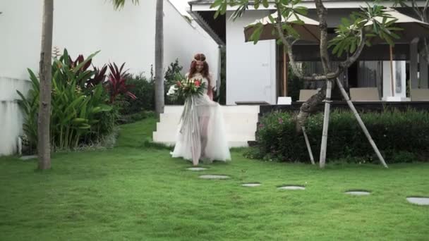 Невеста приходит на свадебную церемонию — стоковое видео