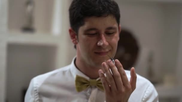 Молодой Человек Держит Руках Большого Жука Таракан Сидит Человеческом Лице — стоковое видео