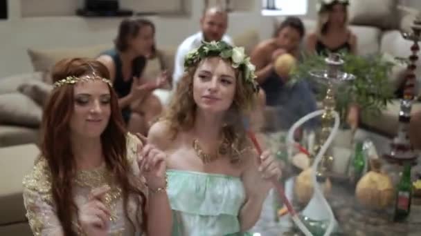 Κορίτσια στο πάρτυ με κέφι, χορό και το κάπνισμα ναργιλέ. Γιορτάζοντας το γάμο, γενέθλια ή επέτειο. Εκδήλωση σε μια πολυτελή βίλα για τις διακοπές — Αρχείο Βίντεο