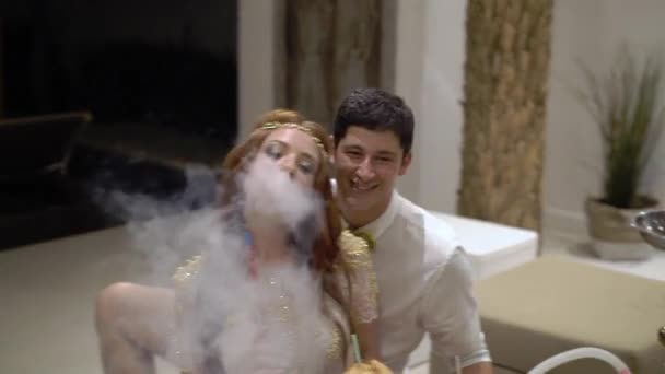Muž a žena na party zábavu a kouření vodní dýmky. Oslava, svatba, narozeniny nebo výročí. Akce na luxusní tropické vile na dovolené — Stock video