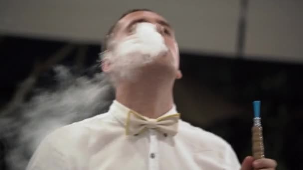 Man op de partij die met plezier en roken Shisha. Het vieren van een bruiloft, verjaardag of jubileum. Evenement bij een luxe tropische Villa op vakantie — Stockvideo