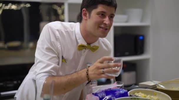 La gente tintinea vasos con cócteles en una fiesta. El camarero derrama bebidas alcohólicas . — Vídeos de Stock