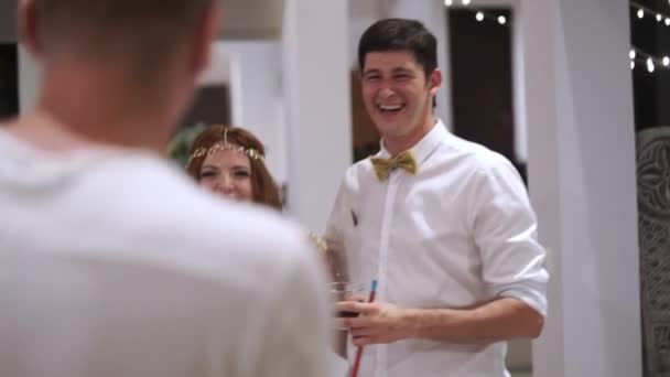 Hombre y mujer en la fiesta divirtiéndose y fumando narguile. Celebrar una boda, cumpleaños o aniversario. Evento en una villa tropical de lujo de vacaciones — Vídeo de stock