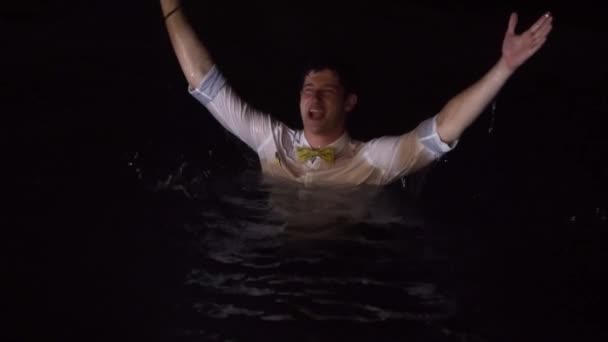 Un Hombre Joven Se Baña En Una Camisa Y Ropa En La Piscina Fiesta Por La Noche En Una Villa Tropical Baño Borracho
