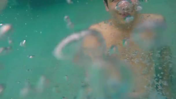Mladý muž skočit do bazénu. Tropická vila strana v létě. Dovolená — Stock video