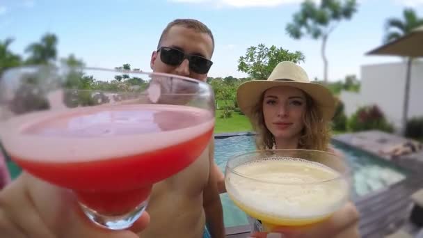 Krásný Mladý Pár Cinkání Sklenic Bazénu Tropické Dovolené Villa Pití — Stock video