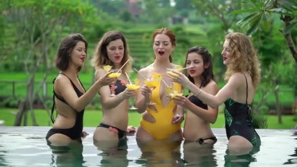 Bali Endonezya Kasım 2017 Kız Havuzda Parti Yaz Tatil Kızlar — Stok video