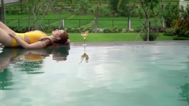 Gadis muda di kolam renang. Pesta di liburan musim panas — Stok Video