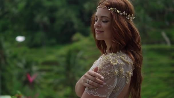 Pasgetrouwden Poseren Rijstvelden Bali Bedrijf Handen Knuffelen Romantische Bruiloft Tropische — Stockvideo