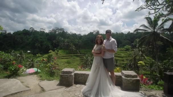 Frischvermählte Posieren Auf Der Reisterrasse Bali Händchenhalten Umarmen Romantische Hochzeit — Stockvideo
