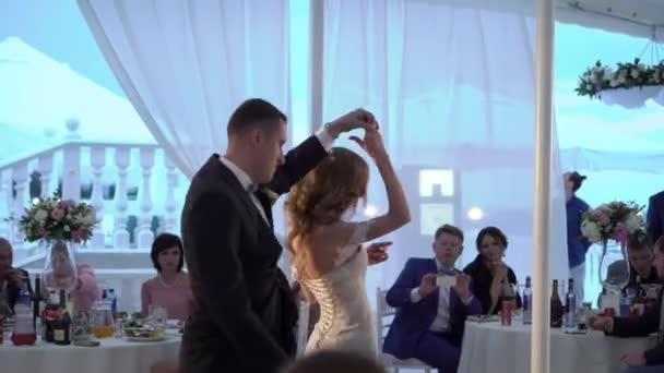АЛЮПКА, РОССИЯ - 20 мая 2017 года: Свадебный танец молодой пары. Невеста и жених танцуют на вечеринке в палатке — стоковое видео