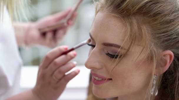 Artista Maquillaje Profesional Trabajando Con Una Hermosa Mujer Joven Mua — Vídeo de stock