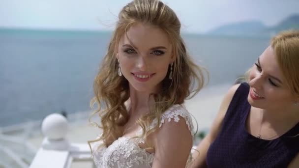 Vestido de encaje de dama de honor novia en la terraza. Boda en el mar . — Vídeo de stock