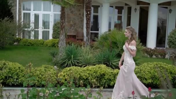 Pengantin muda yang cantik dengan gaun pengantin pergi ke pengantin pria. Rapat pengantin baru. . — Stok Video
