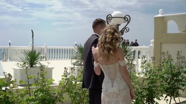 Egy esküvői ruha gyönyörű menyasszony a vőlegény megy. Az ifjú házasok találkozója. — Stock videók