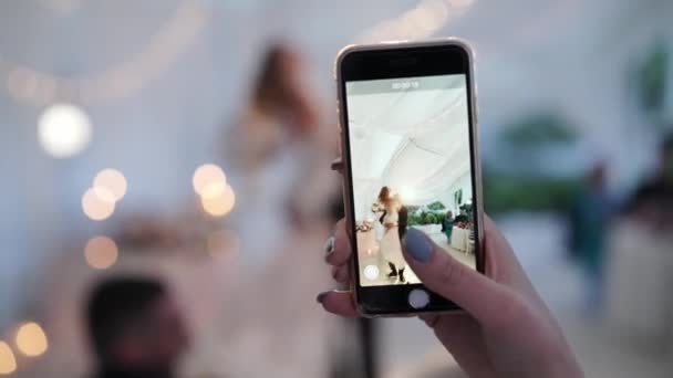 Hochzeitstanz des jungen Paares. Braut und Bräutigam tanzen bei der Party im Zelt. Aufnahme von Video auf dem Handy. — Stockvideo