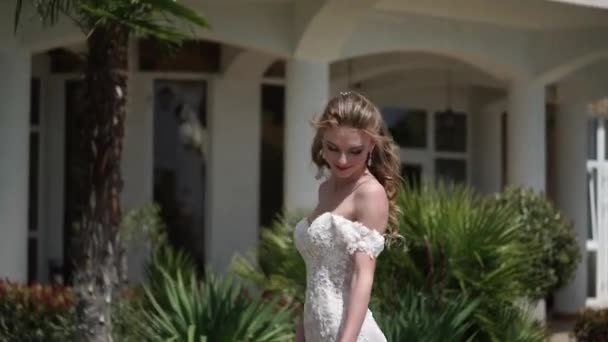 Νέοι Όμορφη Νύφη Ένα Γαμήλιο Φόρεμα Πηγαίνει Γαμπρός Συνάντηση Των — Αρχείο Βίντεο