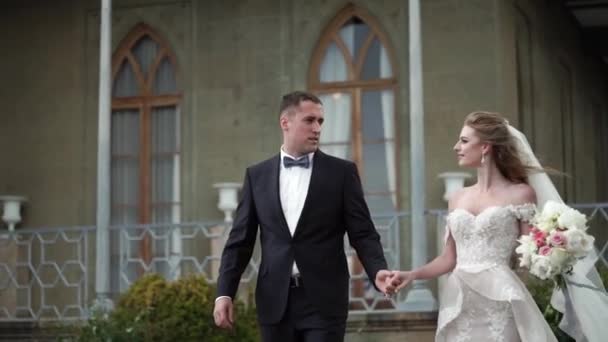 Jeune belle mariée dans une robe de mariée et marié marche — Video