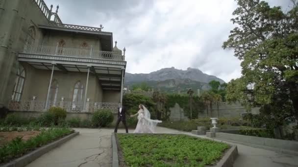 Young bride and groom posing in a city. — Stock Video