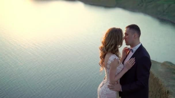 Menyasszony Vőlegény Napnyugtakor Tenger Közelében Hegyi Séta — Stock videók