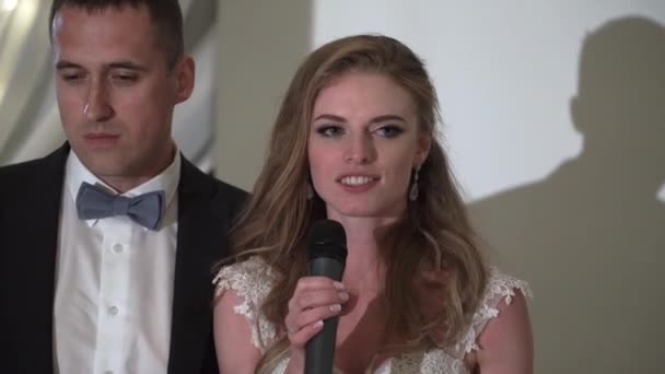 Les mariés s'amusent au banquet de mariage. Jeune couple amoureux de mariage dans la tente 